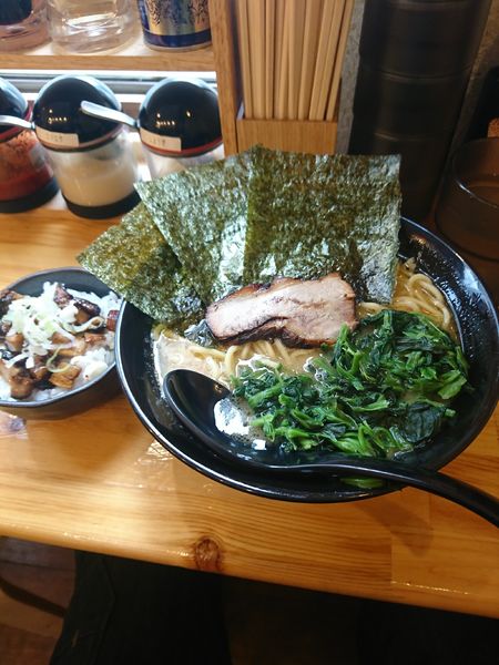 「ラーメン中盛りほうれん草ミニチャーシュー丼」@家系らーめん 阿部家の写真