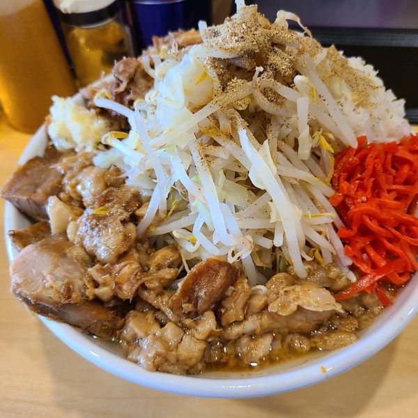 「たまブー郞 中 ほぐし豚 紅」@ラーメンぶたまるの写真