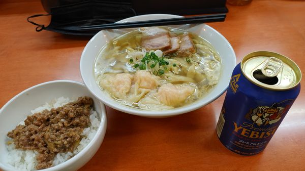 「海老ワンタンメン・大盛・生姜丼・ビール　￥１２５０」@日陰の写真