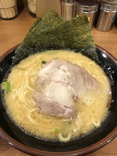 「ラーメン＋小ライス」@横浜家系ラーメン まくり家 川崎店の写真
