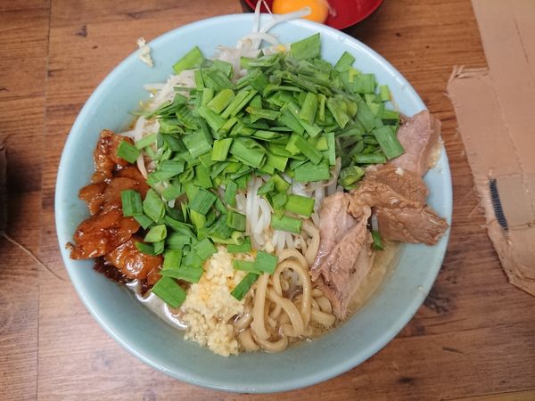 「ラーメン 750円＋ ニラ 50円＋ 生玉子 50円」@ラーメン二郎 池袋東口店の写真