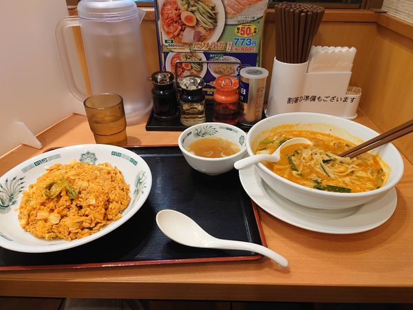 「チゲ味噌ラーメンとキムチチャーハン」@日高屋 大泉学園店の写真