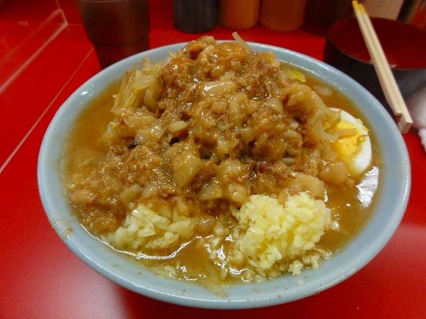 「富士丸ラーメン900円麺少目生卵チョイ脂ニンニク多め」@ラーメン富士丸 東浦和店の写真