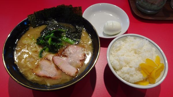 「ラーメン茹で卵入り（920円）＋ごはん（150円）」@ラーメン 前原軒の写真