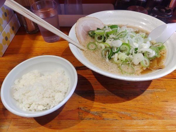 「朝ラーメン中盛薬味多め半ライス」@こってりらーめん せきやけの写真