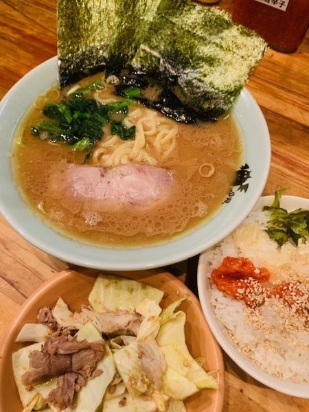 「ラーメン 750円　キャベチャー 100円　サービスライス」@洞くつ家の写真