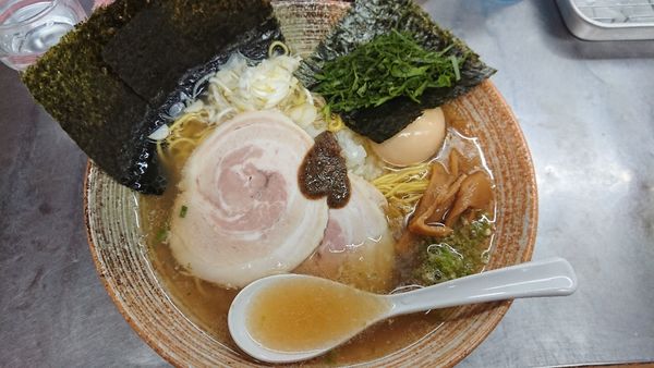 「カマス煮干し出汁塩ラーメン＋大葉＋味玉＋海苔＋青唐辛子」@覆麺 智の写真
