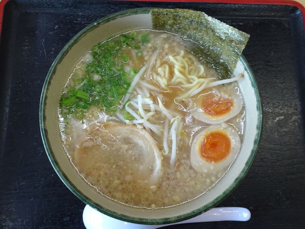 「にんたま醤油ラーメン」@にんたまラーメン ゆにろーず 大阪トラックステーション店の写真