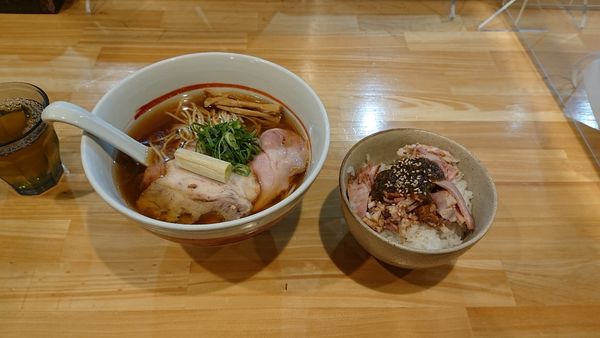 「らーめん 醤油  チャーシュー丼」@川の先の上の写真