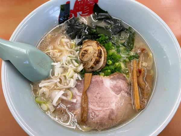 「限定　ホタテ塩とんこつ」@ラーメン山岡家 相模原店の写真