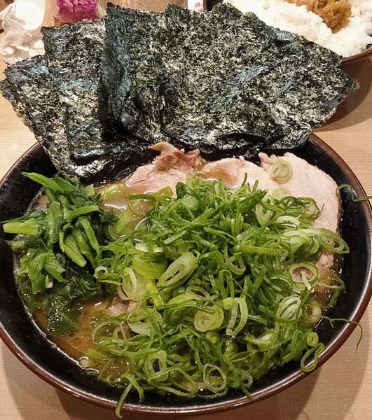 「特製ラーメン九条ねぎトッピング」@輝道家直系 皇綱家の写真