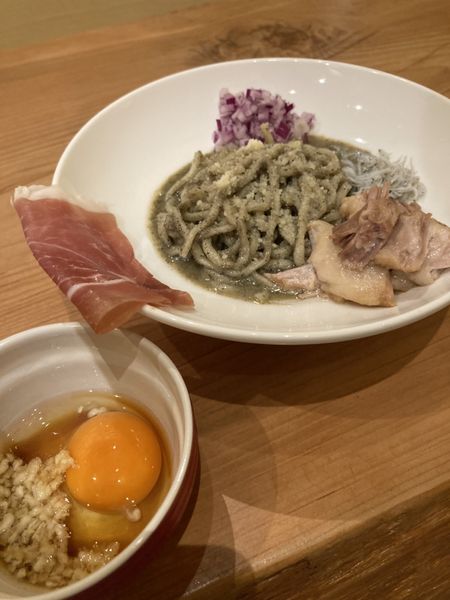 「肉にぼにぼゔぇーぜ＋青森にんにく搾り生卵」@煮干し Noodles Nibo Nibo Cinoの写真