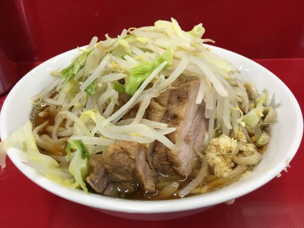 「小豚入り（ﾆﾝﾆｸ少なめ）」@ラーメン二郎 越谷店の写真