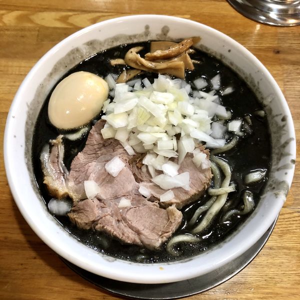 「【限定】中華そば 竹炭￥910＋大盛￥100」@中華そば136の写真