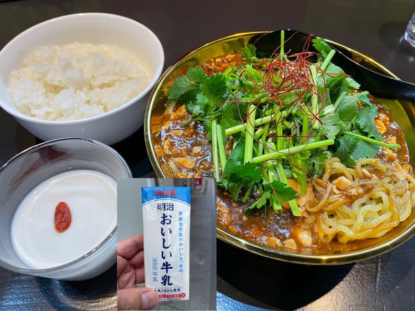 「炎の麻婆麺800円、パクチー200円、半ライス100円」@茨谷園の写真
