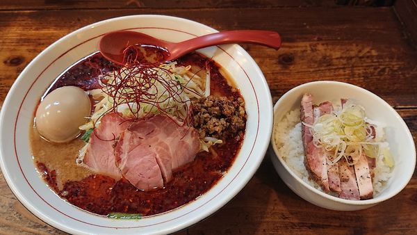 「辛味噌味玉 並 チャーシュー丼」@東京味噌らーめん 鶉の写真