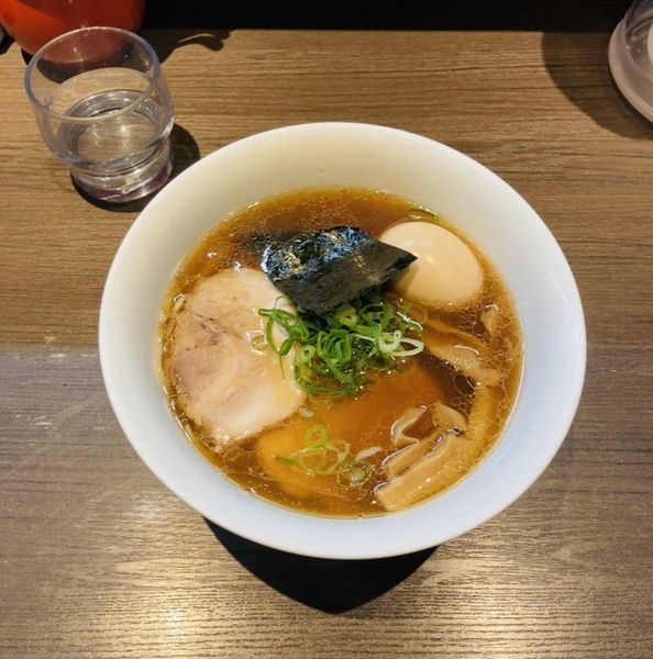 「醤油ラーメン(大盛り)、名古屋コーチン」@支那そばや 本店の写真