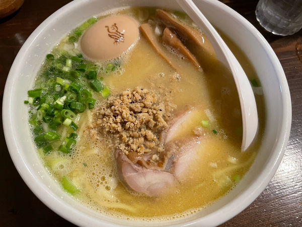 「白鶏ラーメン卵のせ」@鶏の穴の写真