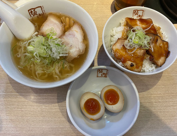 「半々セット🍜🥢🍚」@喜多方ラーメン坂内 新宿西口思い出横丁店の写真