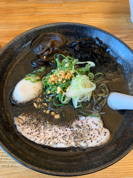 「黒中とんラーメン　大盛り」@らーめん 月の兎影の写真