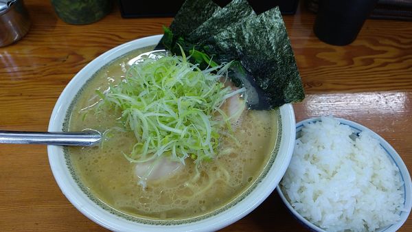 「チャーシューメン850円+味玉50円+ライス100円」@カマリヤ大将の写真