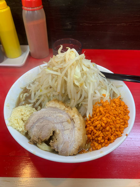 「ラーメン小　ヤサイニンニク辛揚げ」@鷹の目 大宮店の写真