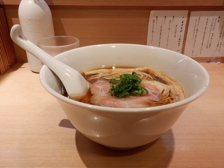 「醤油らぁ麺」@らぁ麺 はやし田 新宿本店の写真