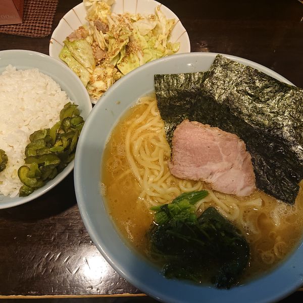「ラーメン中750円(硬め)キャベチャー100円、無料ライス中」@横浜ラーメン 武蔵家 三鷹店の写真