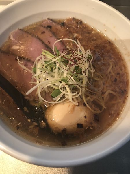 「琥珀醤油ラーメン全部のせ」@天雷軒 神谷町の写真