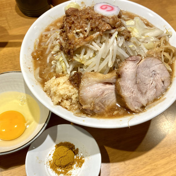「ラーメン（小）全部＋生たまご＋カレー粉」@麺屋 神工の写真