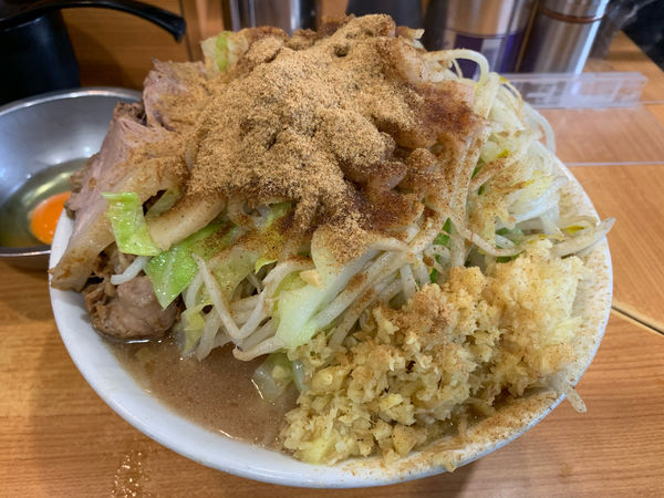「小ラーメン ニンニクマシマシ 野菜 脂 生姜 和風BB 生卵」@ラーメン二郎 八王子野猿街道店2の写真