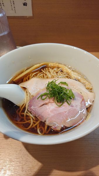 「醤油らぁ麺」@らぁ麺 はやし田 赤羽店の写真