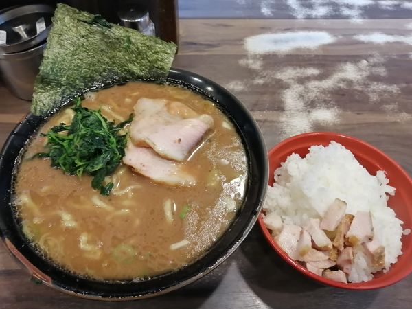 「ラーメン　800円　小ライス　120円」@神田ラーメン わいず 神田本店の写真