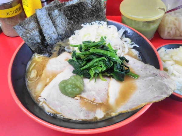 「チャーシュー麺（並）９００円+薬味ネギ５０円＋小ライス５０円」@横濱家系ラーメン 勝鬨家の写真