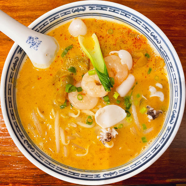 「エビとイカ入りタンタン麺（香港麺）」@新記 三宿本店の写真