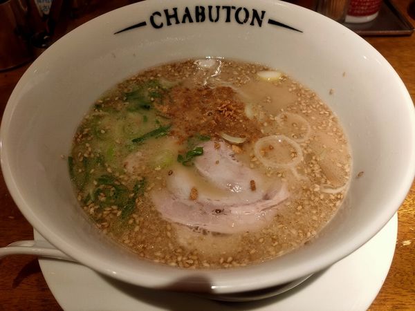「ちゃぶとんラーメン 790円 替玉1玉無料」@ちゃぶ屋とんこつらぁ麺CHABUTON 京都ヨドバシ店の写真