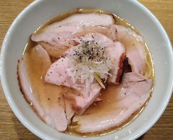 「黒い塩ラーメンの塩チャーシュー麺 ￥880」@中華そば 桃李の写真