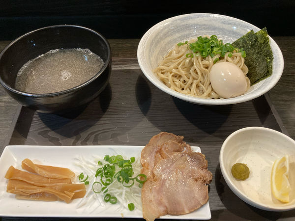 「煮干しつけ麺+味玉」@やすまるラーメンの写真
