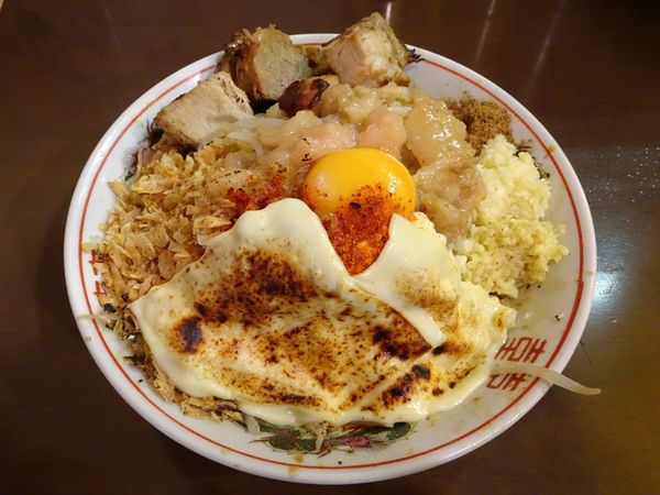 「汁なし（750円）＋とろける炙りチーズ（100円）おまかせ」@自家製麺 まさきの写真