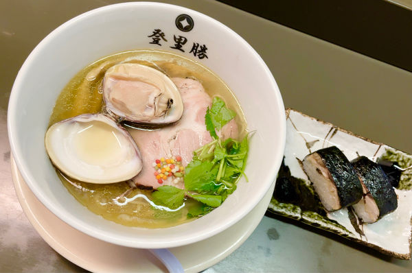 「はまぐり塩らーめん&焼きサバ寿司」@らぁめん登里勝の写真
