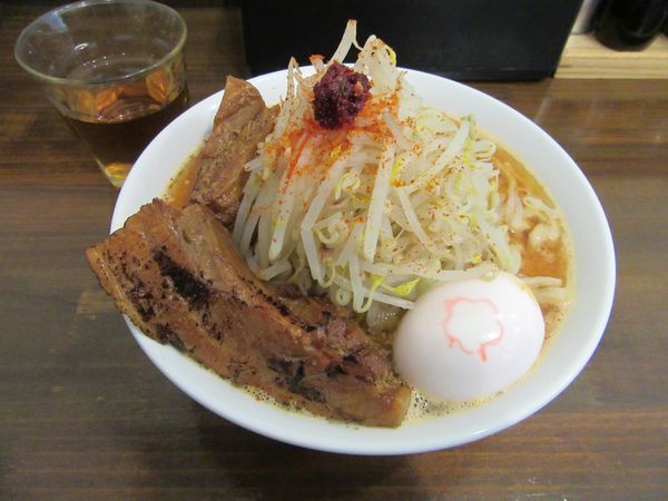 「赤富士２５０ｇ（９６０円）＋桜玉＋煮豚」@麺処 はいからの写真