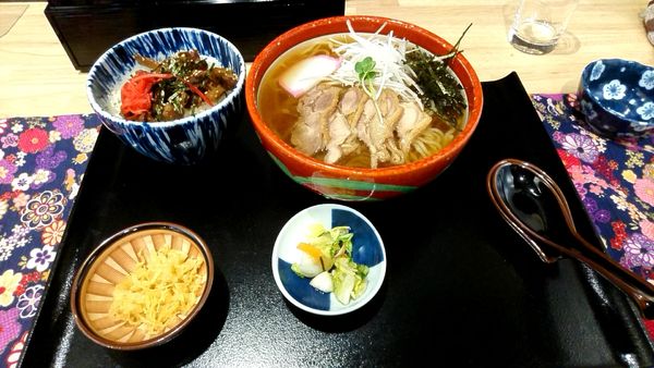「冷たい鳥中華+まかない丼セット　1,000円」@山形十割そば処 紅～BENI～の写真