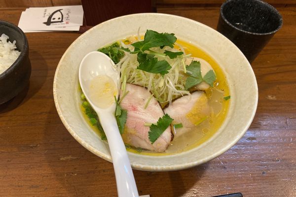 「鶏葱塩そば（煮卵）」@伝承油そば こぶたのはなの写真