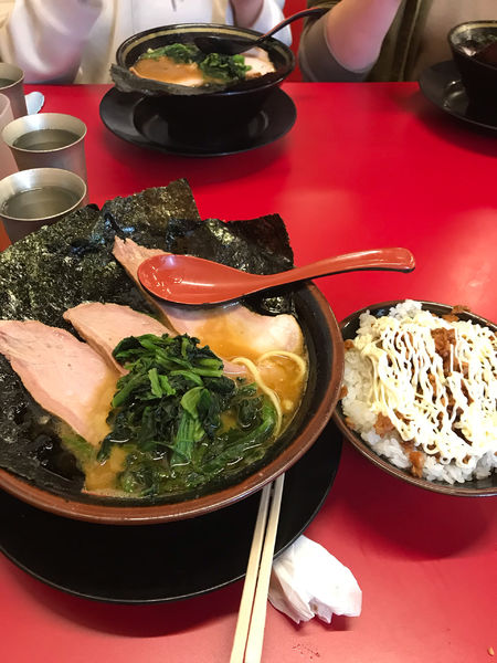 「チャーシューメン3枚中盛　固め多め　海苔　燻製玉子」@柏 王道家の写真