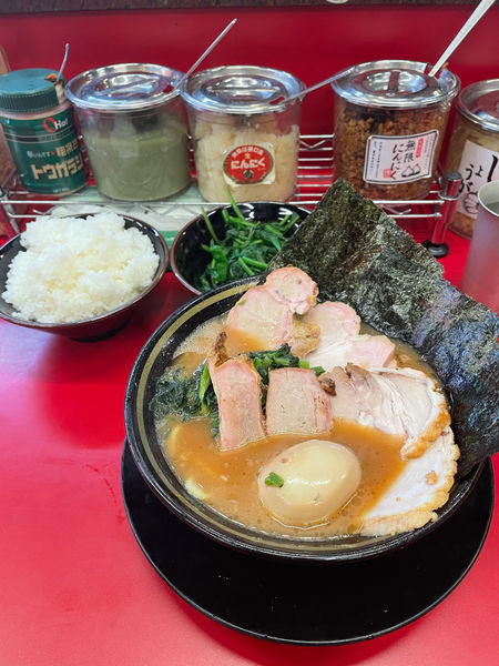 「チャーシュー麺3枚＋ほうれん草＋豚バラ1枚＋大ライス＋味玉」@柏 王道家の写真