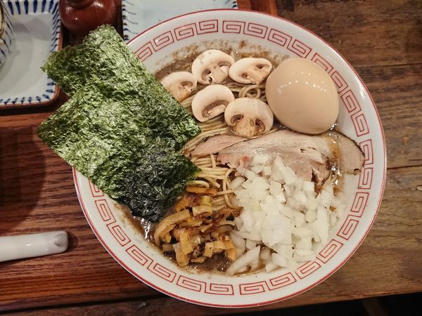 「茸マッシュルーム ＋ 煮卵 ＋ 刻み玉葱」@炭火焼濃厚中華そば 倫道の写真