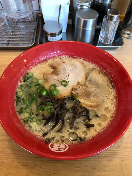 「豚骨ラーメン　かため」@ラーメン酒場 福の軒 三島店の写真