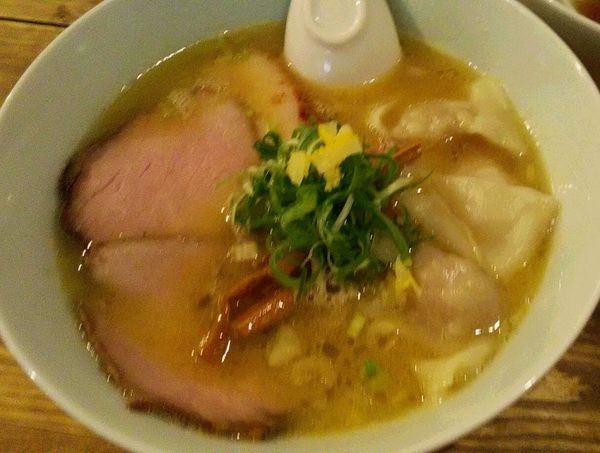 「チャーシュー白湯そば　+　海老ワンタン」@地球の中華そばの写真