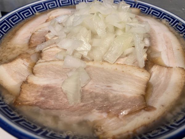 「背脂中華チャーシューメン＋玉ねぎ」@新潟発祥 なおじ 西新宿店の写真