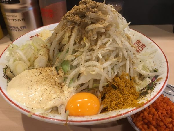 「まぜそば（ﾆﾝﾆｸ ｶﾞﾘﾏﾖ 辛揚げ ｶﾚｰ粉）」@鷹の目 蒲田店の写真